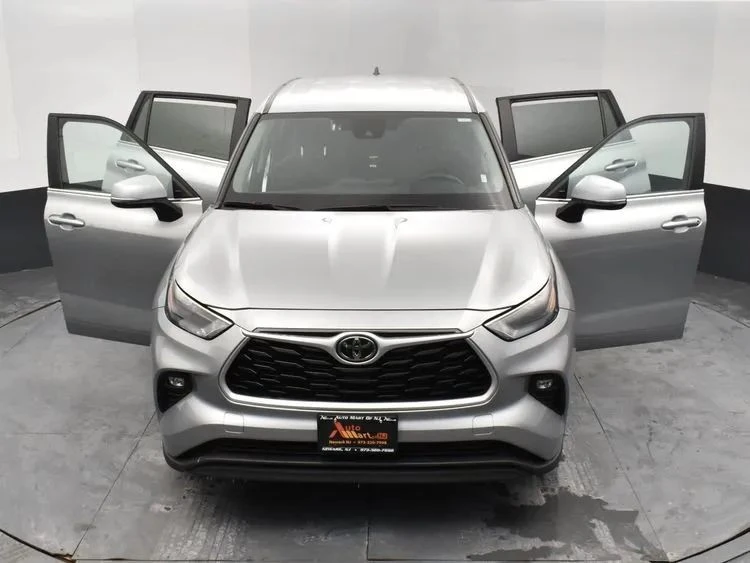2023 Toyota Highlander - Image 10 of 12