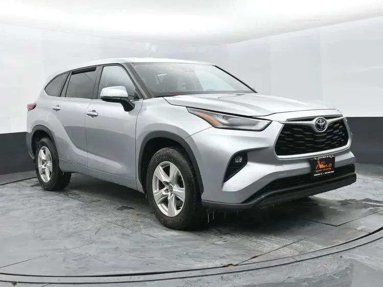 2023 Toyota Highlander - Image 2 of 12