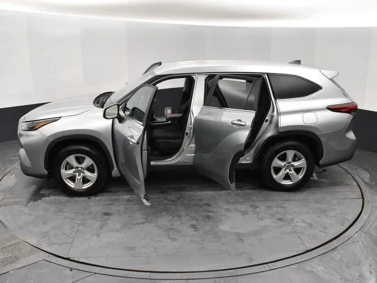 2023 Toyota Highlander - Image 7 of 12