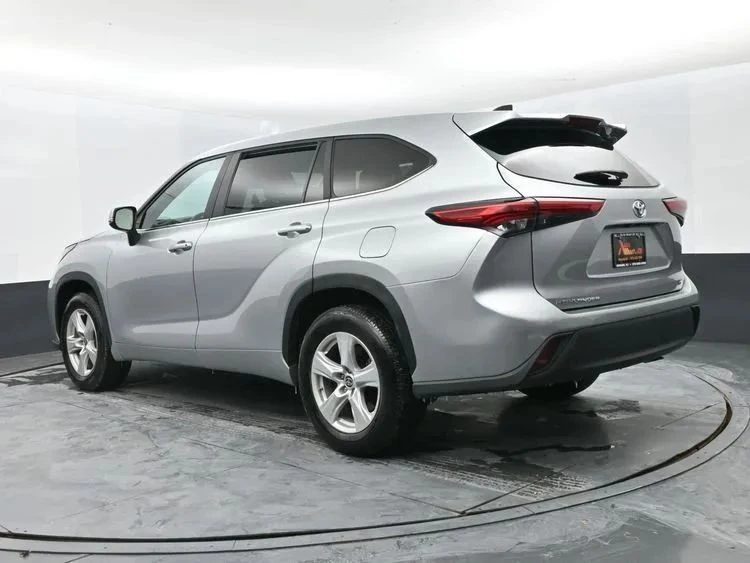 2023 Toyota Highlander - Image 9 of 12