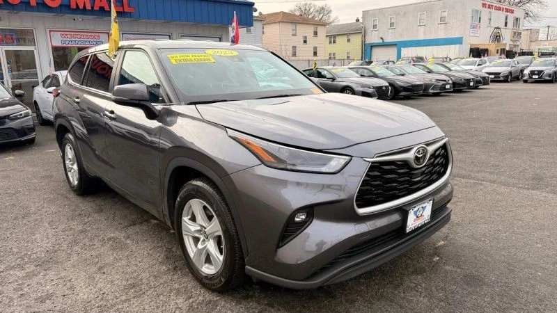 2023 Toyota Highlander - Image 2 of 12