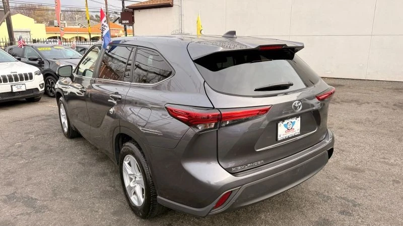 2023 Toyota Highlander - Image 5 of 12