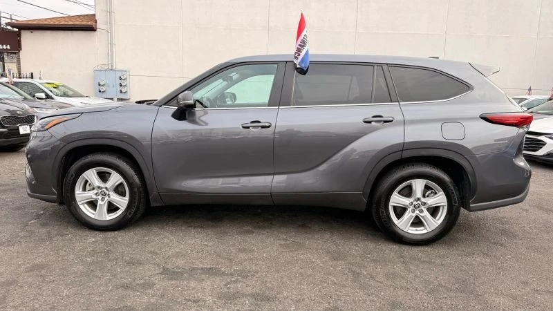 2023 Toyota Highlander - Image 11 of 12