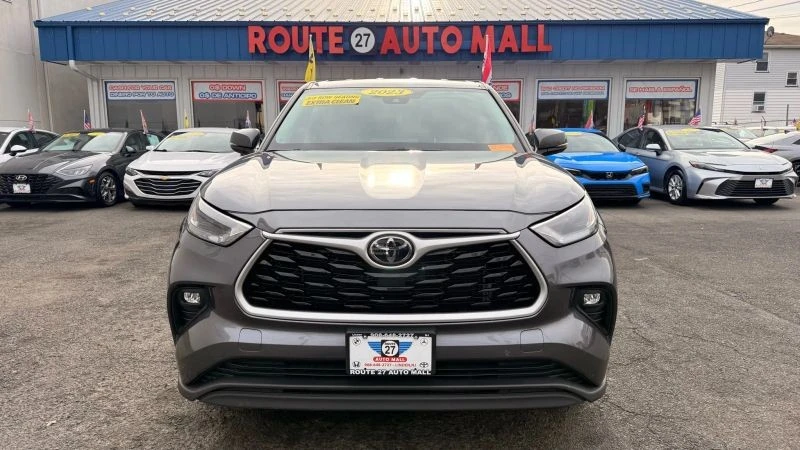 2023 Toyota Highlander - Image 3 of 12