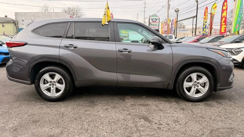 2023 Toyota Highlander - Image 10 of 12