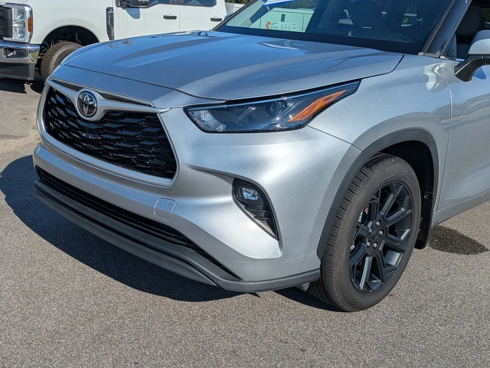 2023 Toyota Highlander - Image 10 of 12