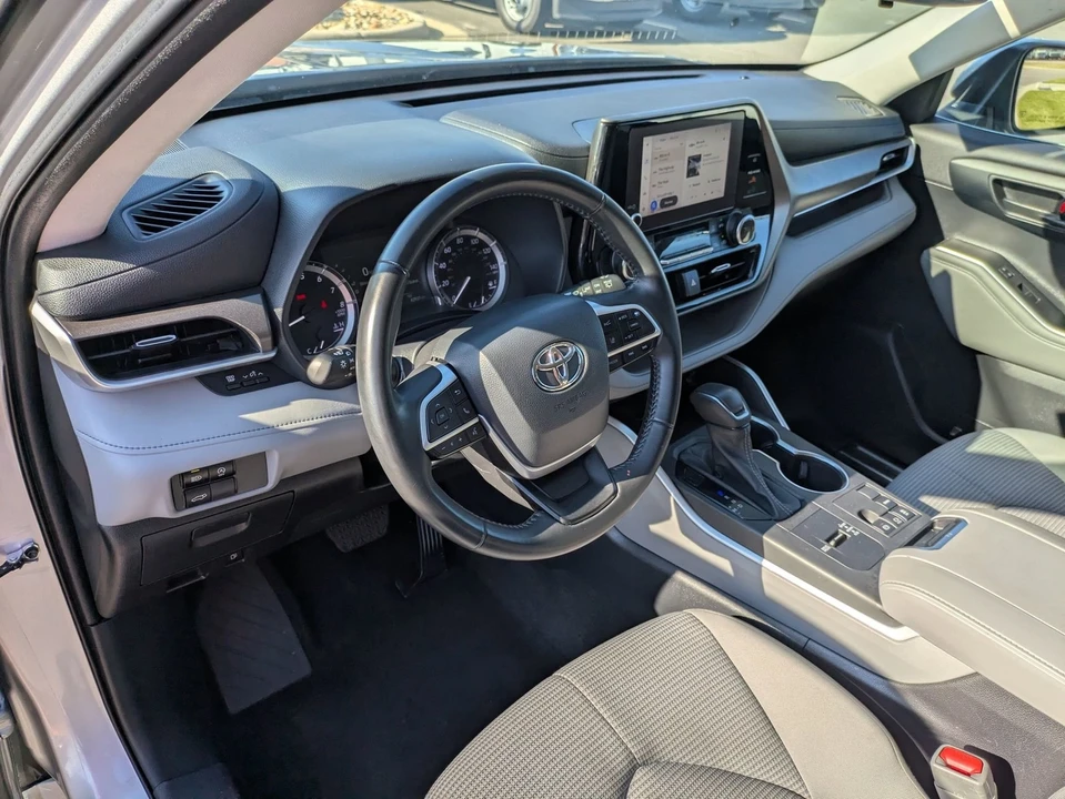 2023 Toyota Highlander - Image 14 of 21