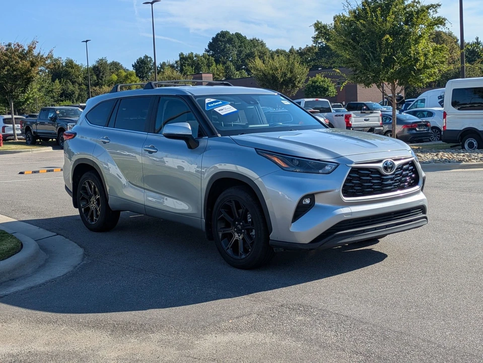 2023 Toyota Highlander - Image 2 of 11