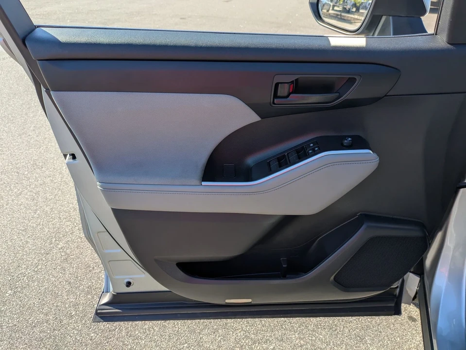 2023 Toyota Highlander - Image 15 of 21
