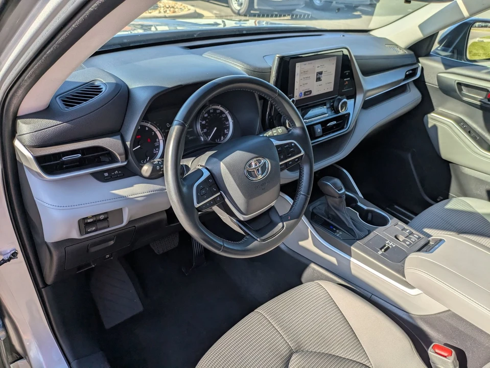 2023 Toyota Highlander - Image 13 of 21