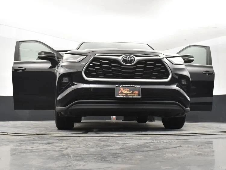 2023 Toyota Highlander - Image 11 of 12