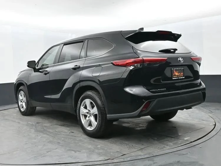 2023 Toyota Highlander - Image 9 of 12