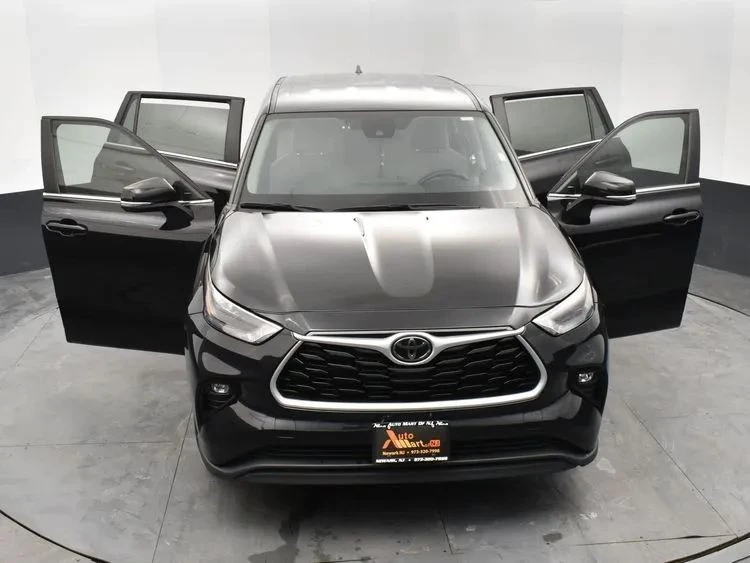 2023 Toyota Highlander - Image 10 of 12