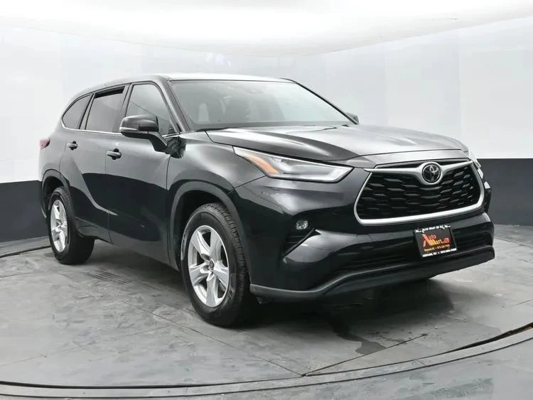 2023 Toyota Highlander - Image 2 of 12