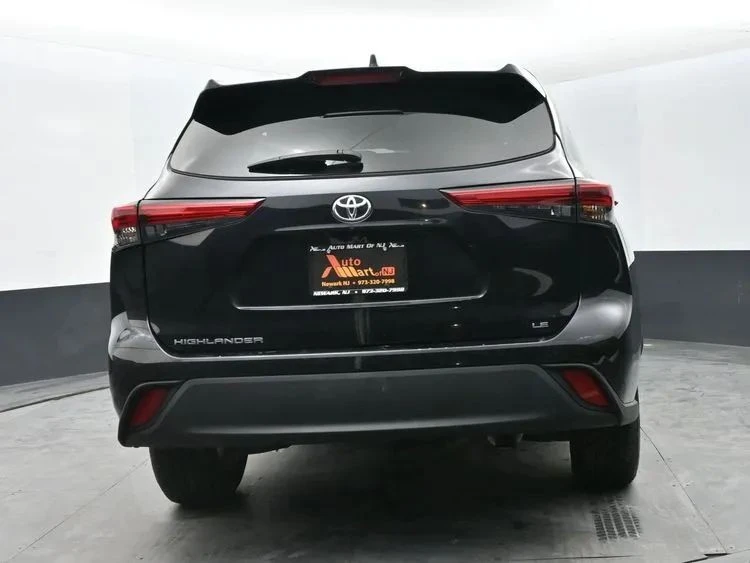 2023 Toyota Highlander - Image 8 of 12