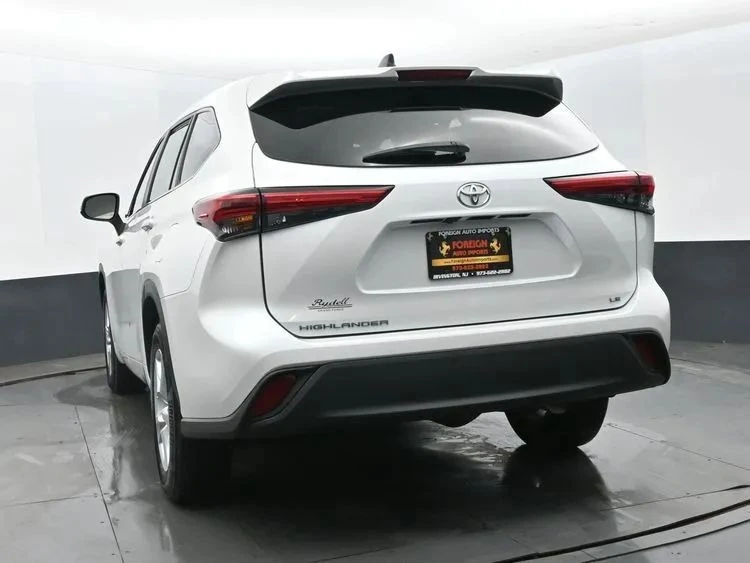 2023 Toyota Highlander - Image 8 of 12