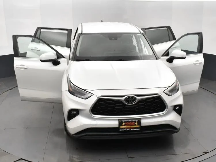 2023 Toyota Highlander - Image 9 of 12