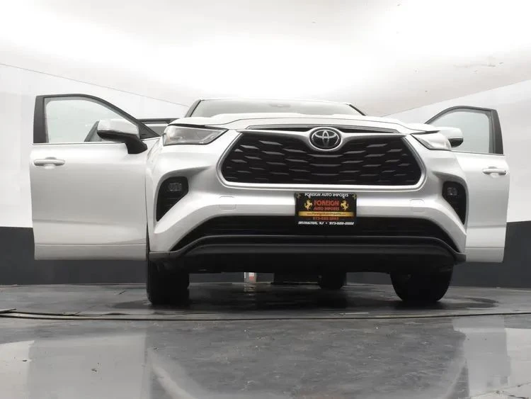 2023 Toyota Highlander - Image 10 of 12