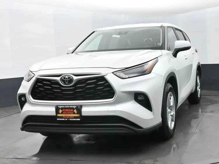 2023 Toyota Highlander - Image 2 of 12