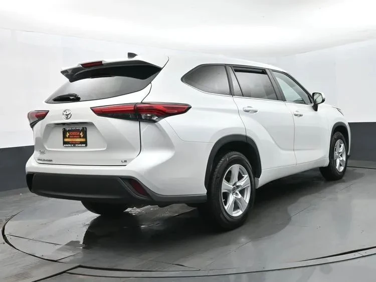 2023 Toyota Highlander - Image 7 of 12