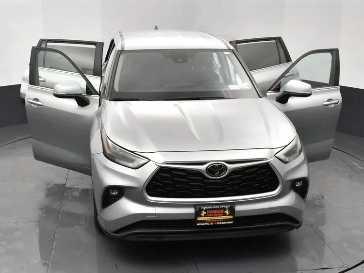 2023 Toyota Highlander - Image 10 of 12