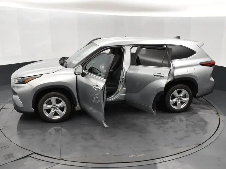 2023 Toyota Highlander - Image 7 of 12