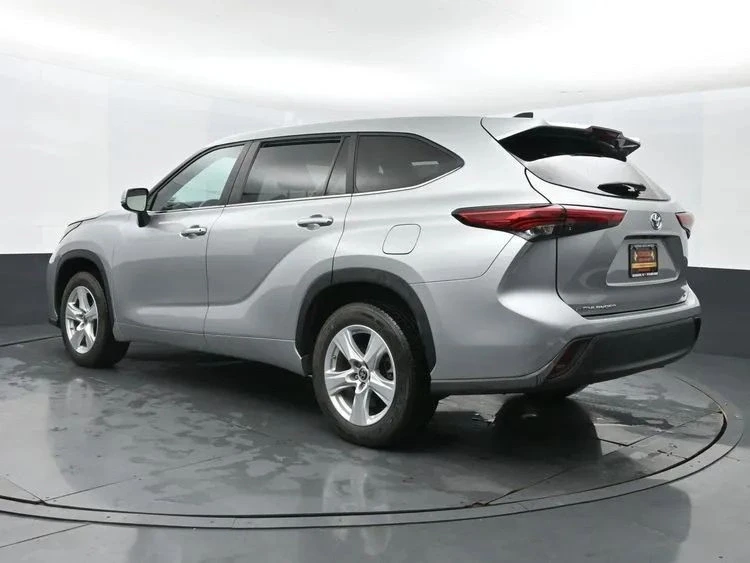 2023 Toyota Highlander - Image 9 of 12