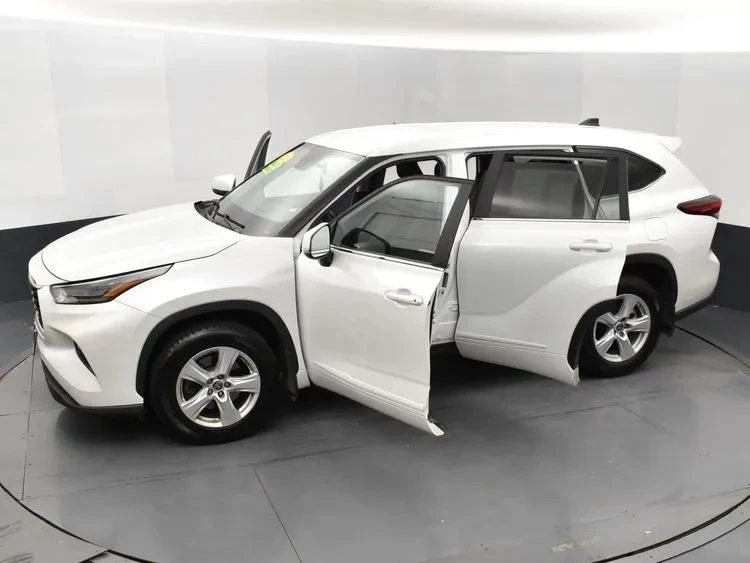 2023 Toyota Highlander - Image 7 of 12