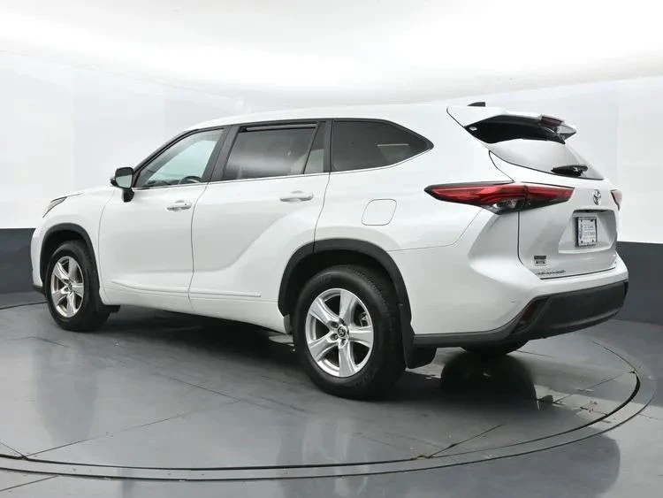 2023 Toyota Highlander - Image 9 of 12