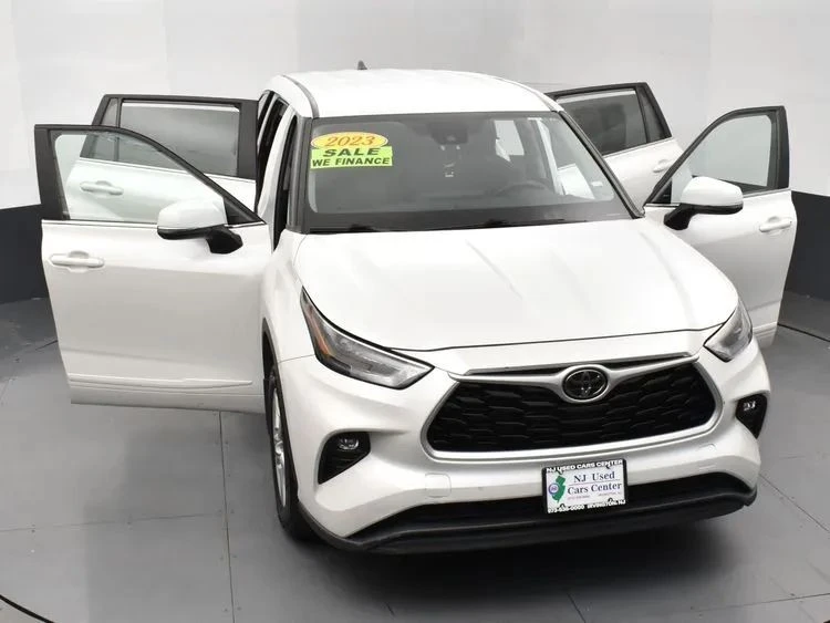 2023 Toyota Highlander - Image 10 of 12