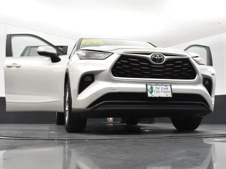 2023 Toyota Highlander - Image 11 of 12