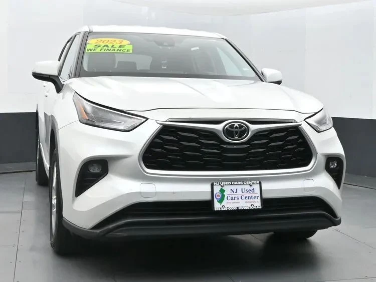 2023 Toyota Highlander - Image 3 of 12