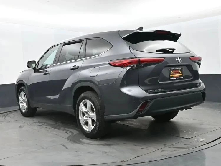 2023 Toyota Highlander - Image 9 of 12
