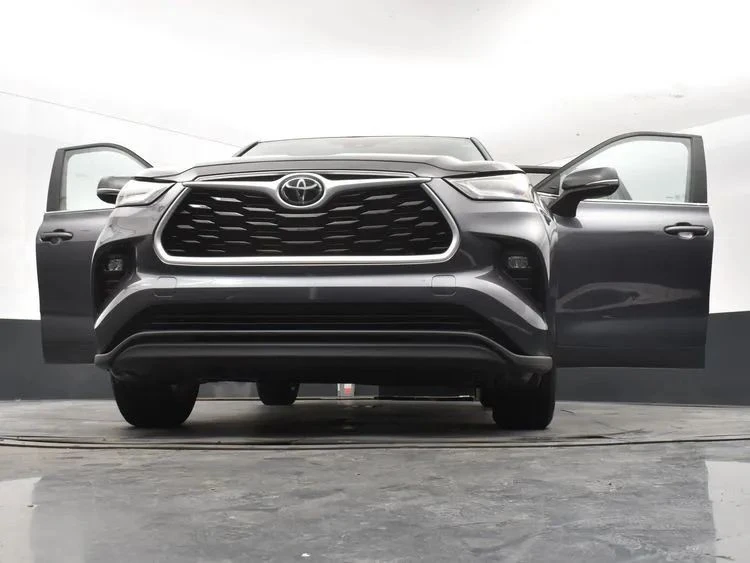 2023 Toyota Highlander - Image 11 of 12