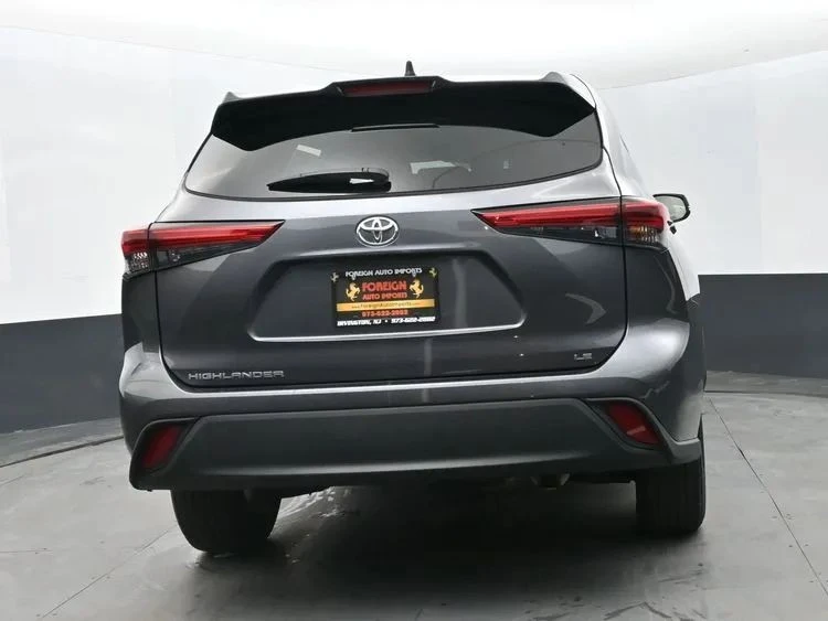2023 Toyota Highlander - Image 8 of 12