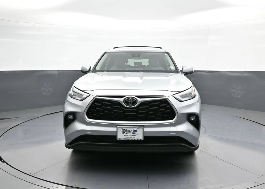 2023 Toyota Highlander - Image 2 of 12
