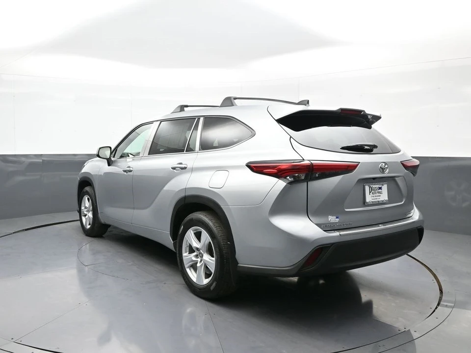 2023 Toyota Highlander - Image 8 of 12