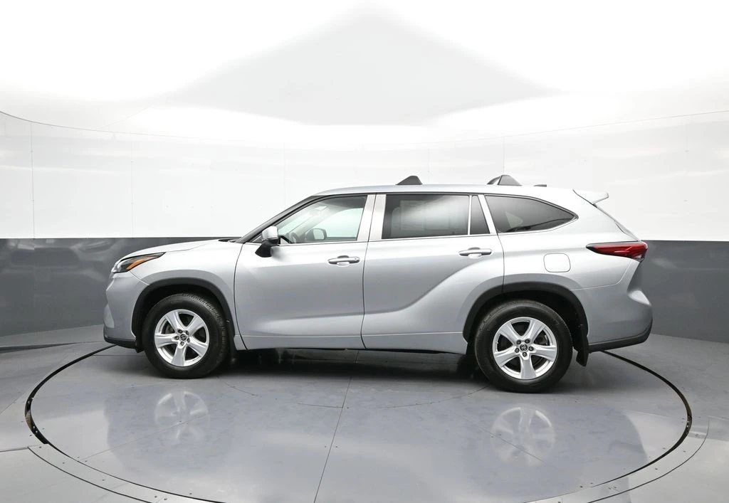 2023 Toyota Highlander - Image 9 of 12