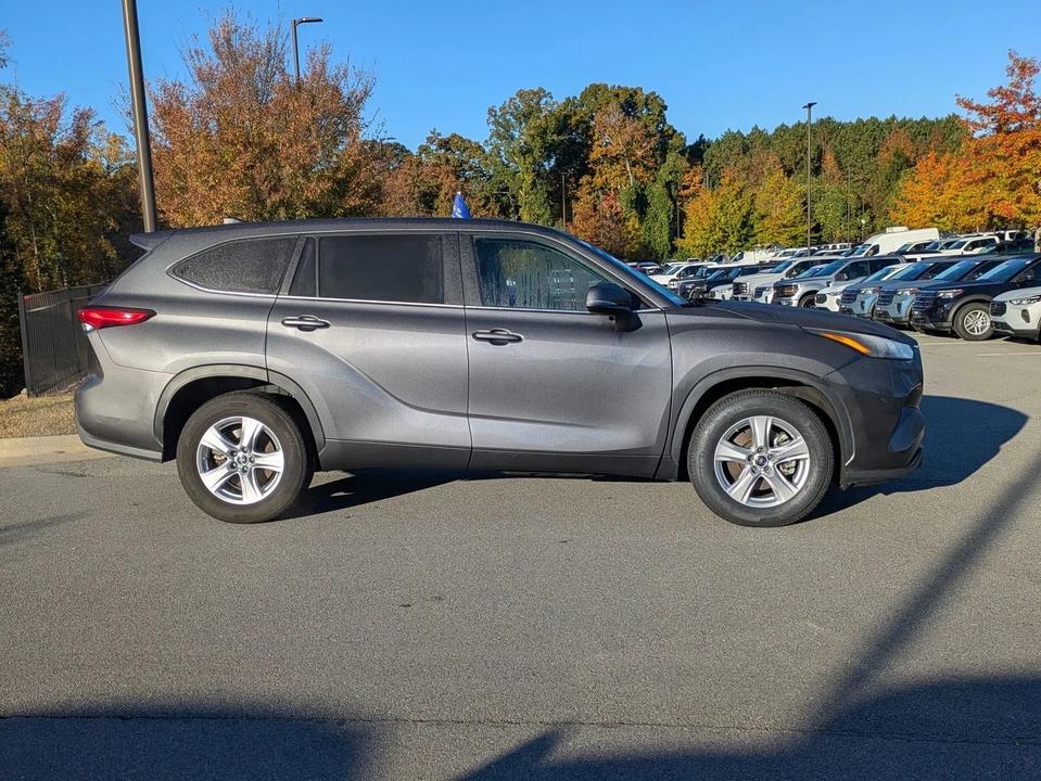 2023 Toyota Highlander - Image 3 of 12