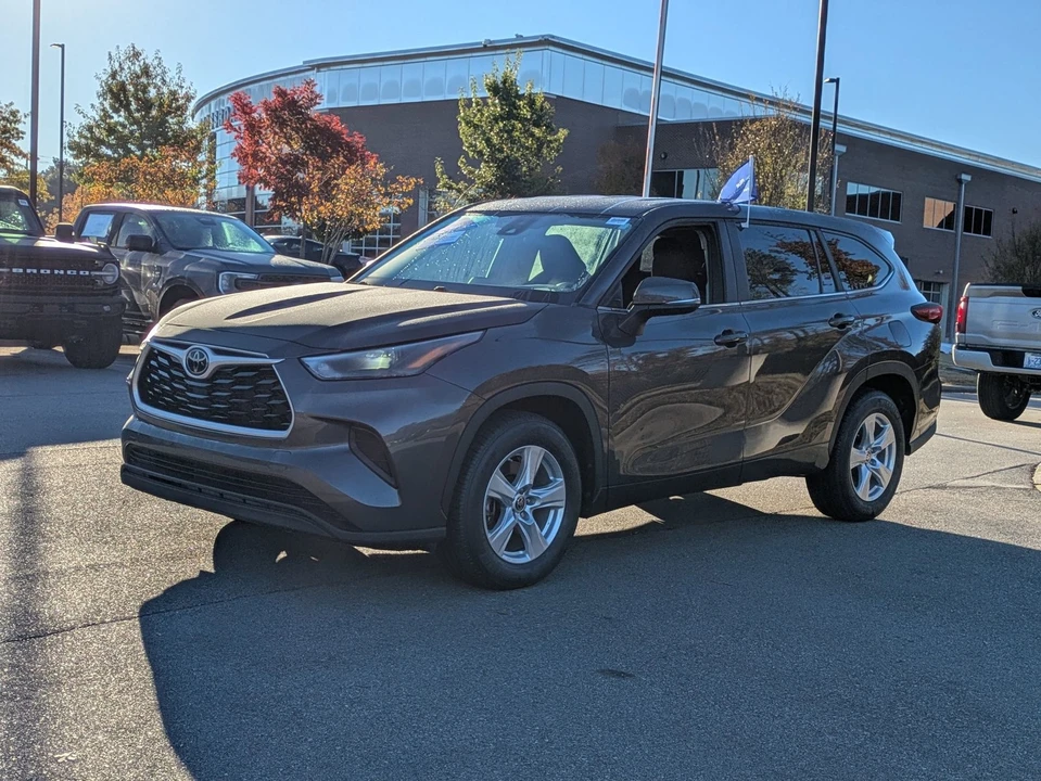 2023 Toyota Highlander - Image 8 of 12