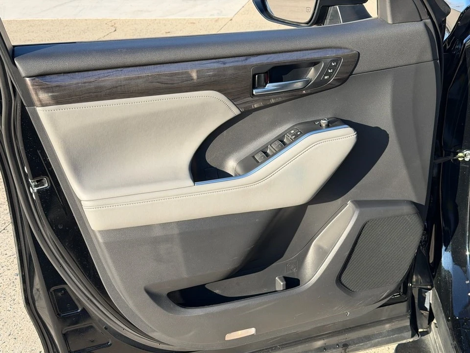 2023 Toyota Highlander - Image 14 of 21