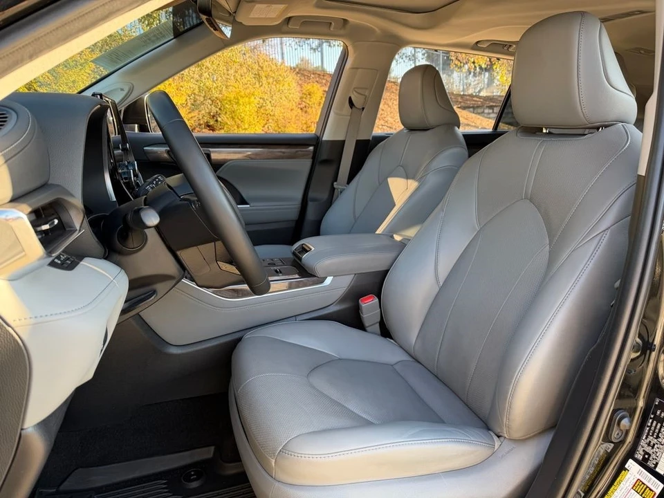 2023 Toyota Highlander - Image 17 of 21