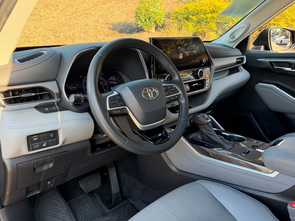 2023 Toyota Highlander - Image 16 of 21