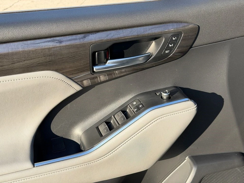 2023 Toyota Highlander - Image 15 of 21