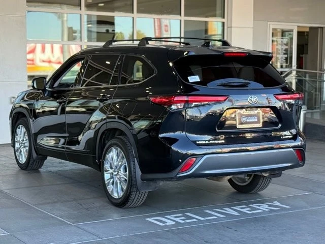 2023 Toyota Highlander - Image 9 of 12