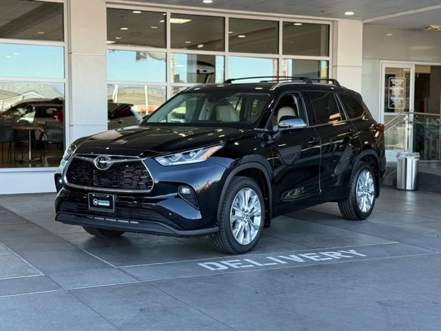 2023 Toyota Highlander - Image 2 of 12