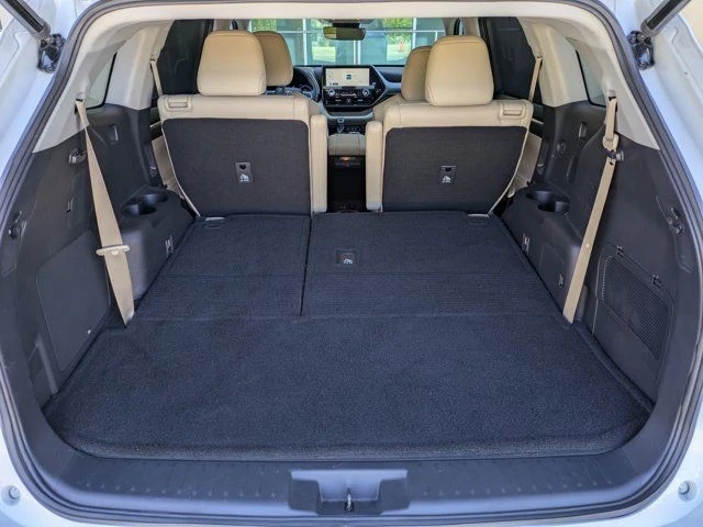 2023 Toyota Highlander - Image 18 of 21
