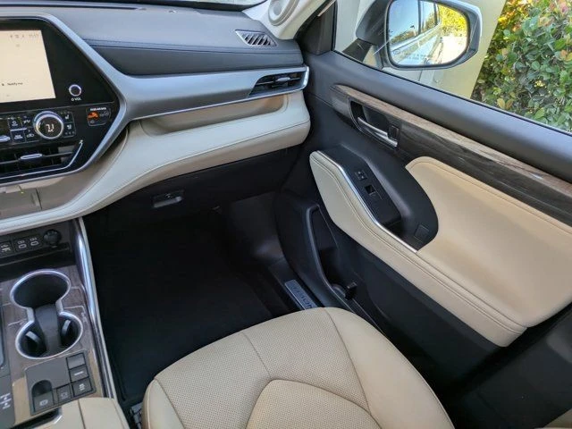 2023 Toyota Highlander - Image 13 of 21