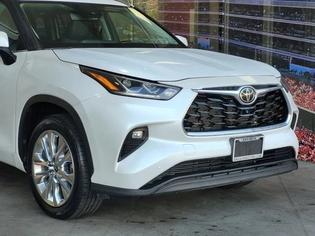 2023 Toyota Highlander - Image 2 of 12