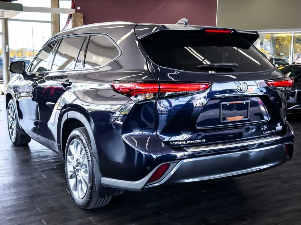 2023 Toyota Highlander - Image 11 of 12